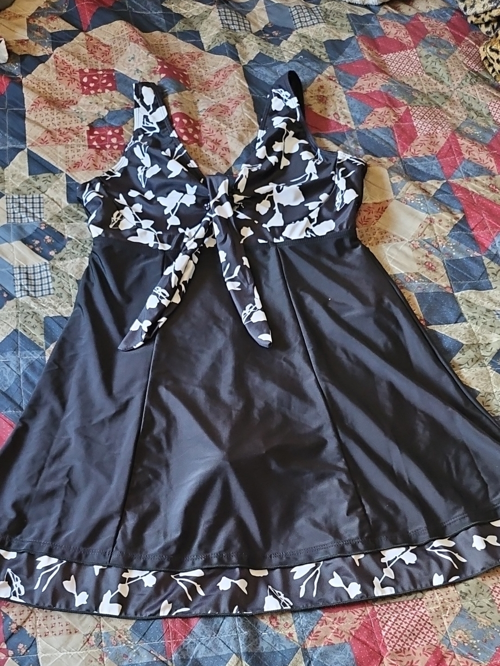 Black & White Floral Tie-Front Swim Dress Sz M